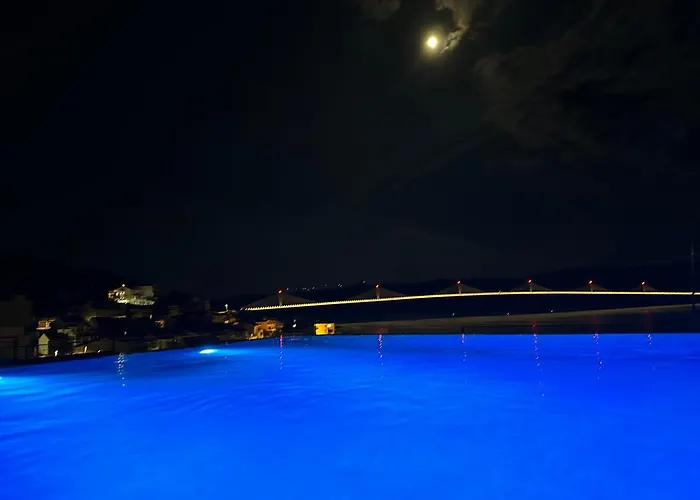 公寓 Double Pleasure - Two With Sea Views And Pool - 5 & 8
